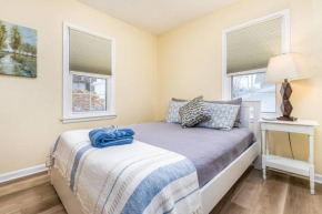 Oaklie's Bungalow - Charming Home in Dubuque